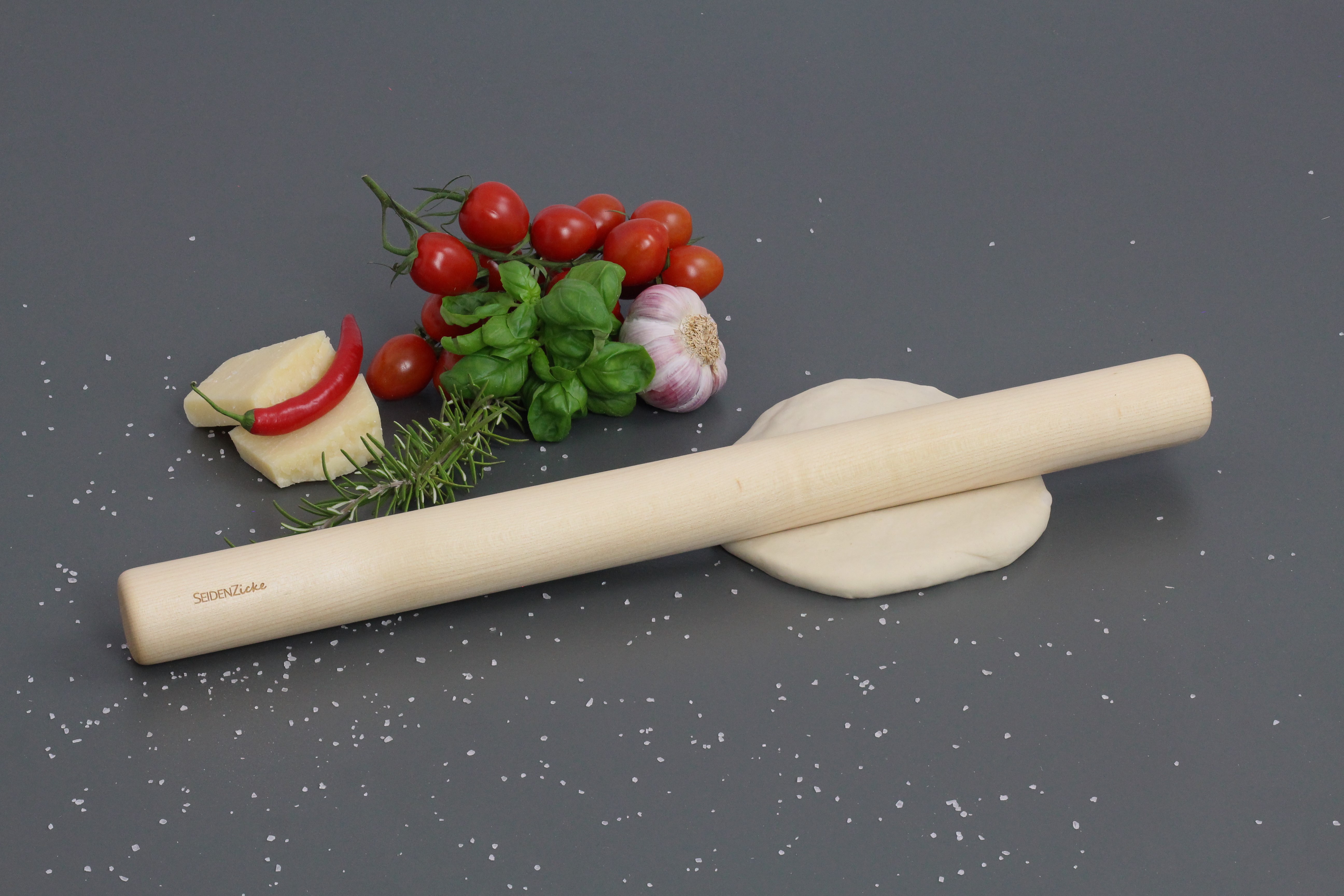 Wellholz Ahorn-Massivholz mit Tomaten und Teig